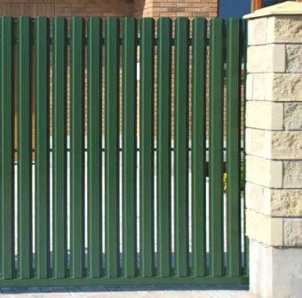 Забор с металлическим штакетником Металл Профиль