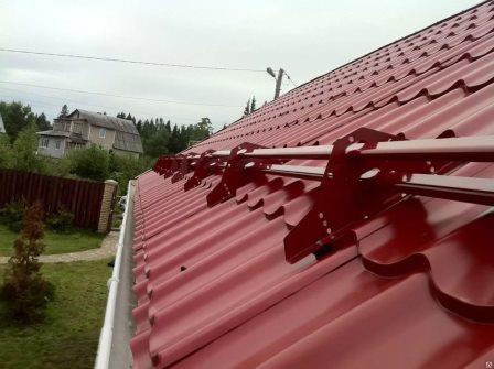 Снегозадержатели для крыши: виды и советы по установке